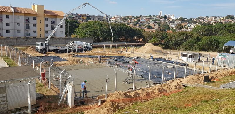 Concretagem de pista em posto de combustível