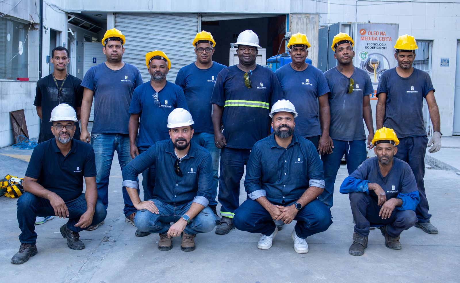 Equipe da RR Engenharia em obra, uniformizada e com EPIs