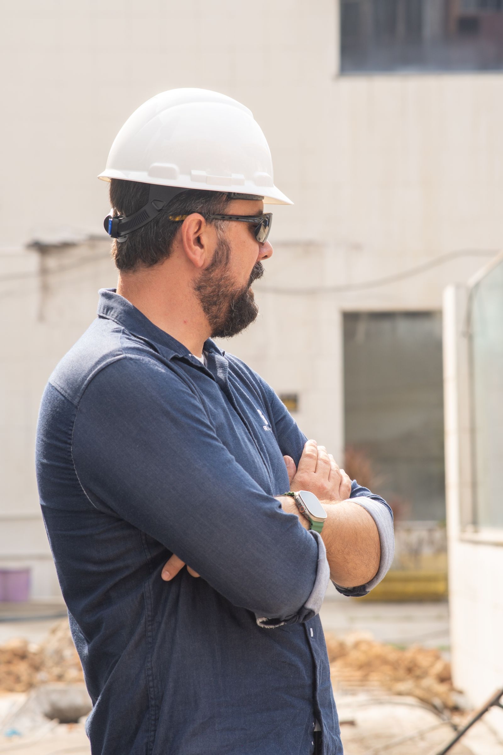 Engenheiro da RR Engenharia em obra, com EPI e capacete