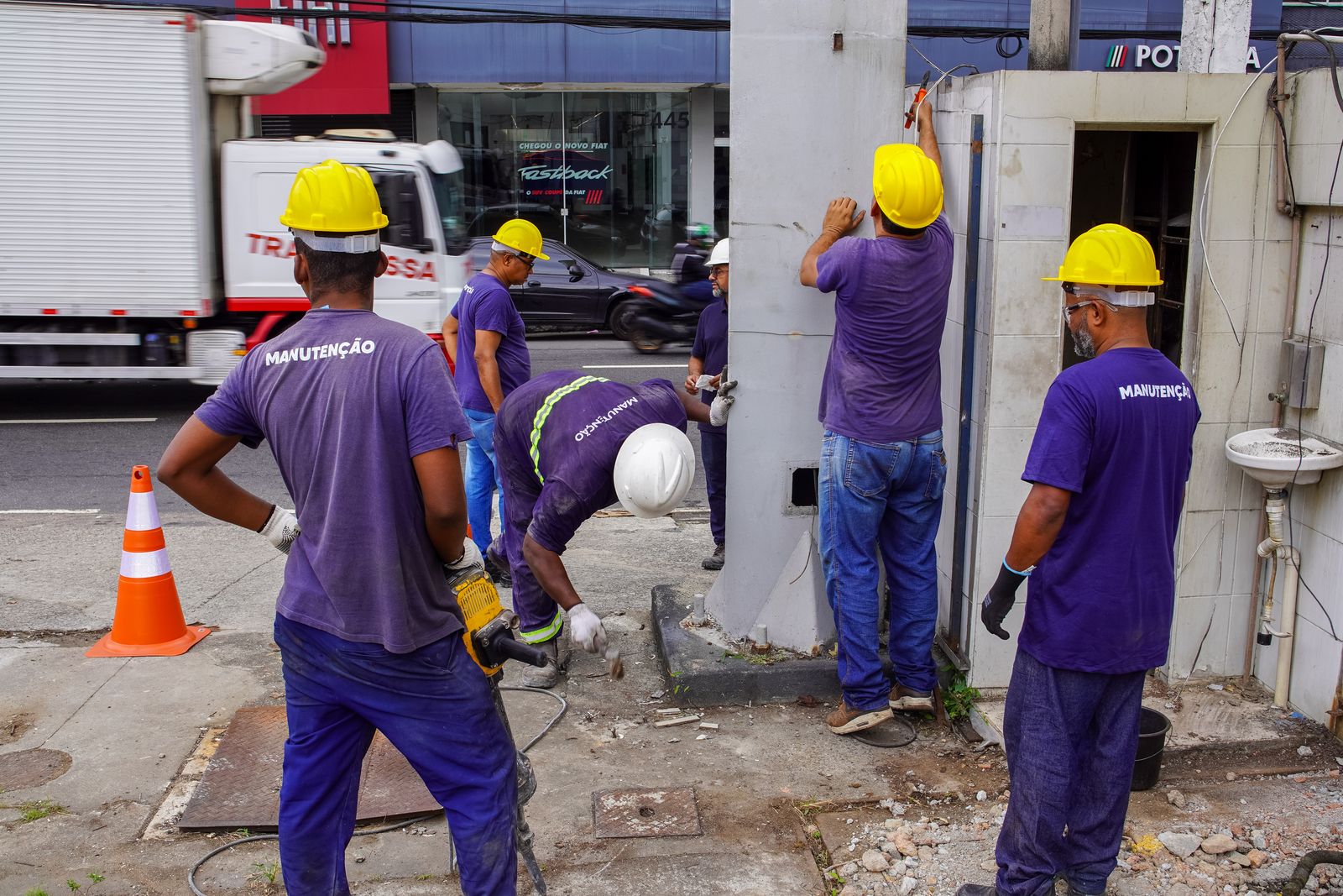 Equipe da RR Engenharia na reforma do posto Gulf em Duque de Caxias