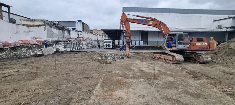 Terraplanagem com escavadeira em obra